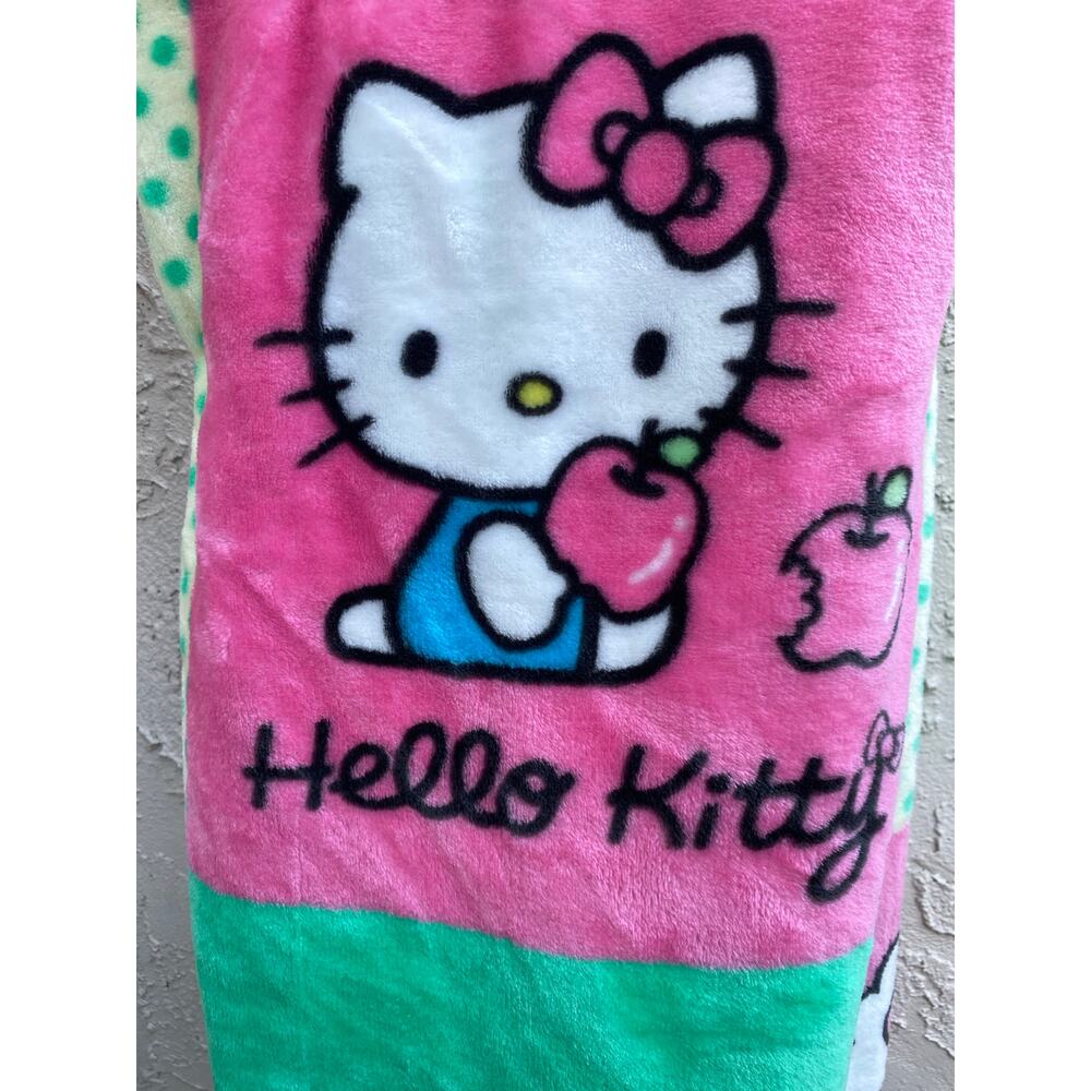 Hello Kitty Kawaii Throw Blanket – Soft Sanrio Apple Design – Pink & Green –